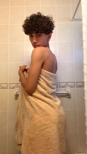 Teen onlyfan shows off her ass on cam