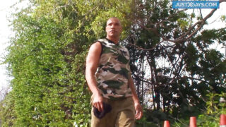 巨大なBBCをアナルの奥深くまで受け入れる男たち