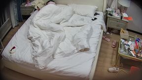 公寓酒店 捲毛眼鏡又帶女友來開房了 現在才發現他女朋友的腿好白好長啊 應該扛起來操才爽 可他不會1