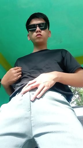 Naughty boy jerk off while waiting for his date - Pinoy Jakol