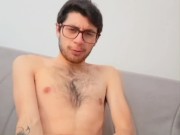 Ragazzo si annusa le mutande mentre se lo tocca quando è duro