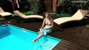 ”Mimi Cica again shows how hot she can swim”