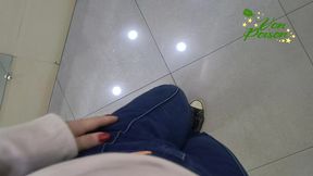 compilado de cenas: close fazendo xixi em lugares aleatorios