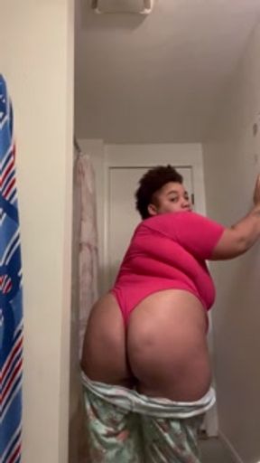 Kitty in her jammies waiting for a daddy to take her 🌸