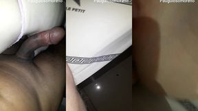 meti o pau preto na novinha branca magrinha de quatro