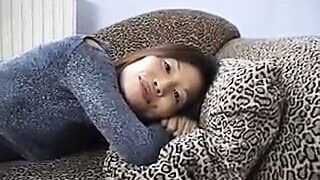 Fille asiatique se faisant baiser analement