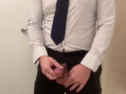 スーツ男の大量連続潮吹きが止まらない。自分で亀頭責めする変態