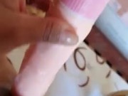 Se masturba sola hasta correrse con un dildo en el culo