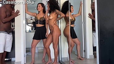 Ele chegou de mansinho e pegou nos duas no flagra fazendo sacanagem e comeu o cu das duas