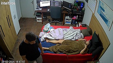 Tesão escondido: meteção gostosa na cozinha sob a câmera "ligada"