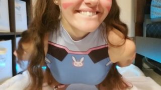 D.Va cosplayer penetreert zichzelf dubbel met seksspeeltjes