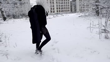 AMATEUR TRANS IN SNOW - PERVERT TRAIN DICK FLASH