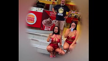 Muita indigna&ccedil_&atilde_o e repercus&atilde_o ao passear com a modelos em coleiras na avenida mais movimentada do Brasil