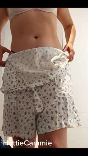 Sexy Nalgona Masturbates in a Clothing Store