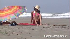 Cuckold man left his girlfriend sunbathing naked on the beach