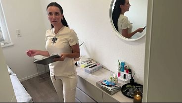 Brunette masseuse gives sloppy blowjob and hand job to a lucky client