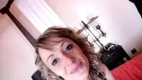 Een hete blanke vrouw wordt op haar bed geploegd.