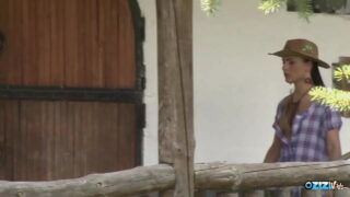 Una MILF mora con piccoli seni naturali si fa sbattere il culo stretto da un cazzo enorme