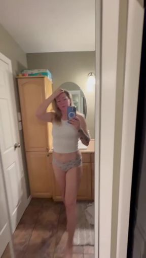 Amateur onlyfan shows off her ass