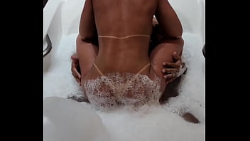 Esposinha putinha sentando na rola do comedor dentro da hidromassagem e o marido filmando do lado de fora e batendo punheta