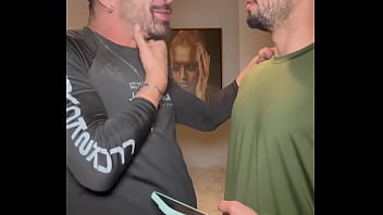 AMIGO VIU UMA FOTO DO MEU PAU NA GALERIA DO MEU CELULAR E QUIS VER AO VIVO. N&Atilde_O RESISTIU E CAIU DE BOCA.