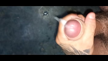 Novinho em uma casa de Madeira, se masturbando gostoso, novin MAGRINHO