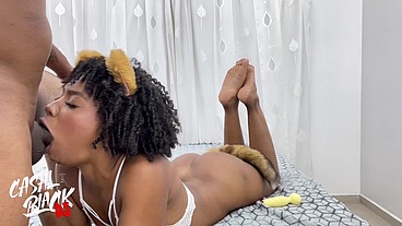 Esposa coloca uma fantasia de gatinha e o rabinho tem um plug que ela deixa dentro do cuzinho, ela adora fazer anal.