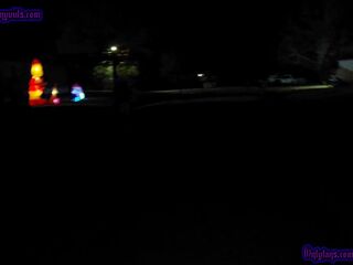 Gym rat can't resist dropping on her knees