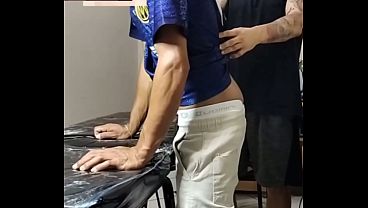Apertando a bunda do novinho que n&atilde_o disfar&ccedil_ava o tes&atilde_o