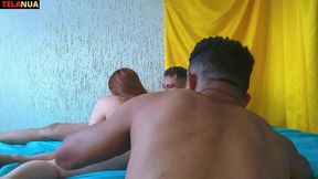 lara ruiva um e bom dois e melhor