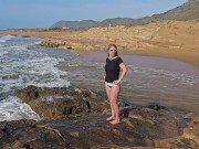 MILF buscando conchas en las rocas y yo encuentro su concha bajo la toalla.