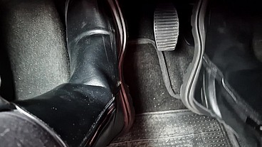 Sexy aggressive pedal pumping