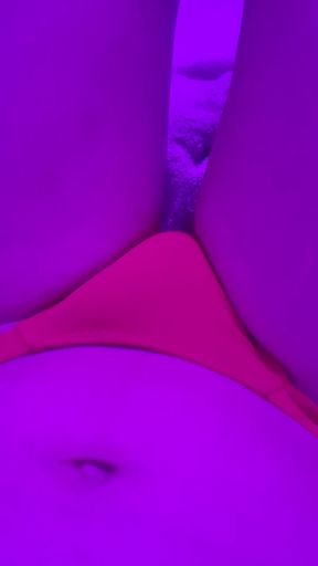 Curvy cat plays with her growing pussy