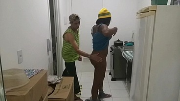 Myke brazil chana a diarista Roberta dias para fazer limpeza na casa dele veja o k aconteceu na faxina ela deu bem gostoso para o myke Brazil ..