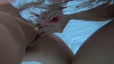Novinha Gostosa Gozando com Os Carinhos da Patroa Milf Manu Fox - Cherry Adams em Mais Uma cena Quente de Sexo Lésbico - Na Banheira Com a Gostosa do Peito Grande - Completo!