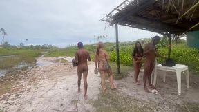 grupo de amigos perdidos no meio do mato aproveitam fazer um surubao