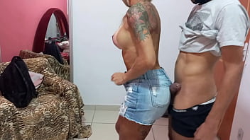 Chupeteira engasgando com a piroca grossa do f&atilde_ (v&iacute_deo completo)