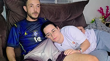 Stepsister é seduzida pelo meio-irmão enquanto assiste ao jogo do brasil