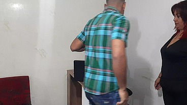 Mi secretaria es una madura muy caliente. Chupa muy rico mi verga