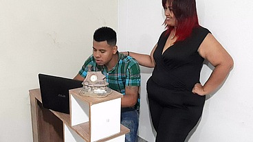 Mi secretaria es una madura muy caliente. Chupa muy rico mi verga