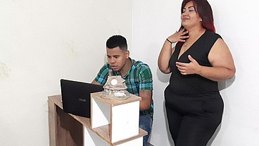 Mi secretaria es una madura muy caliente. Chupa muy rico mi verga