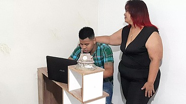 Mi secretaria es una madura muy caliente. Chupa muy rico mi verga