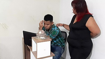Mi secretaria es una madura muy caliente. Chupa muy rico mi verga
