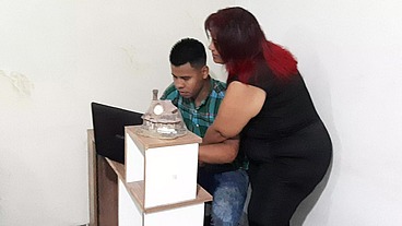 Mi secretaria es una madura muy caliente. Chupa muy rico mi verga