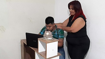Mi secretaria es una madura muy caliente. Chupa muy rico mi verga