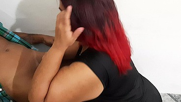 Mi secretaria es una madura muy caliente. Chupa muy rico mi verga