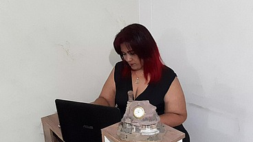 Mi secretaria es una madura muy caliente. Chupa muy rico mi verga