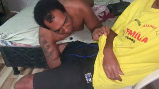 Selbstgemachter ungeschützter Sex mit molligen, behaarten brasilianischen Schwulen, die große Schwänze lutschen und Ärsche bespritzen.