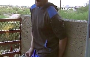 Masturbation im Freien auf dem Balkon