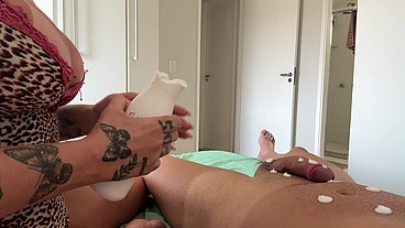 Fiz uma massagem bem melada no meu namorado e ganhei muito leito nos meus peitos
